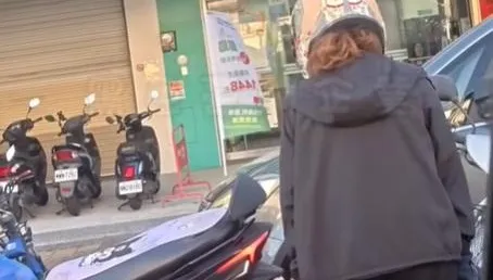 疑遭老先生撞車尾！　女騎士見「車牌歪」當街潰堤：斷企了啦