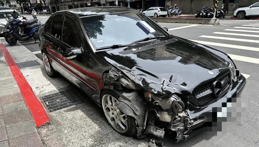 影/北市中正區賓士車暴衝車禍　連撞11車幸無人傷