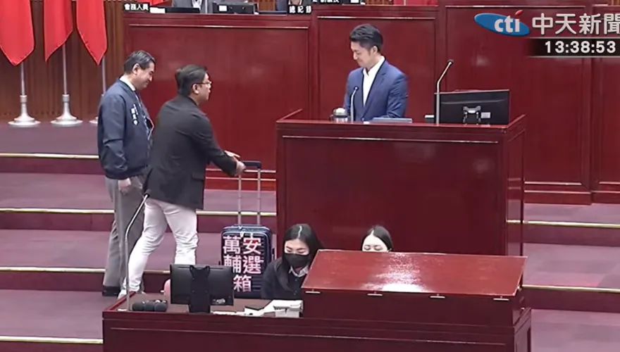 質詢飄選戰硝煙！綠議員贈蔣萬安「輔選箱」：多了解一下對手