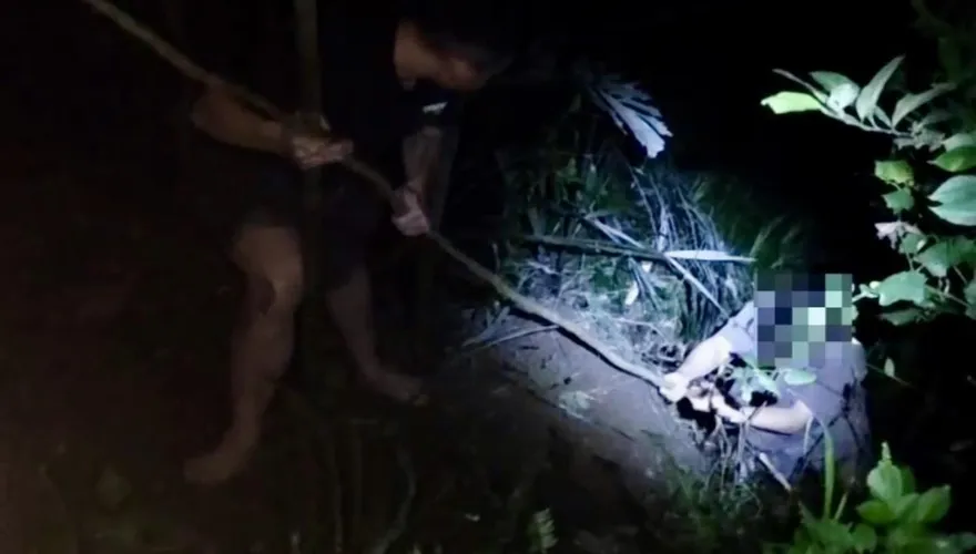 影/新竹山區休旅車滑落邊坡2人墜谷　警即刻救援