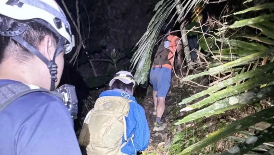 北橫2登山客凌晨受困山區　搜救隊入山3小時救援