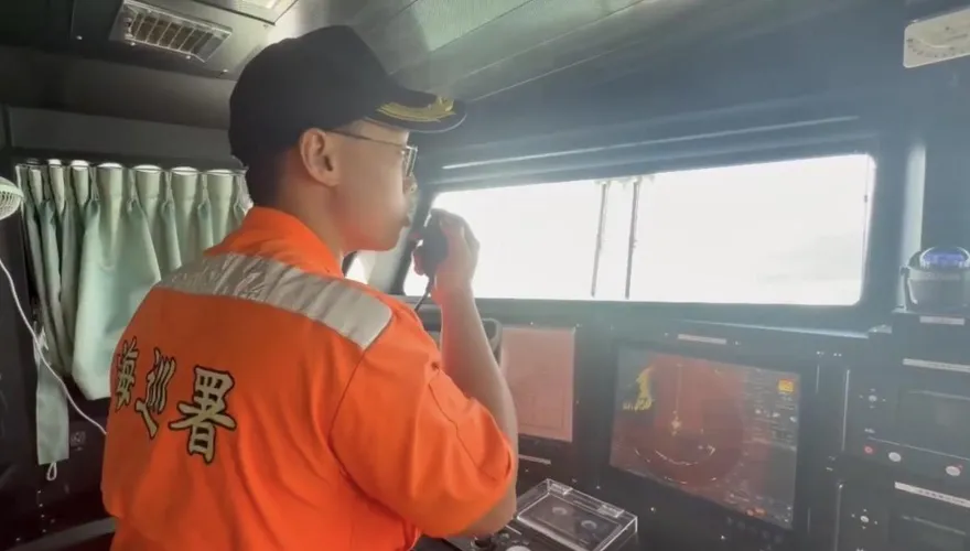 影/大陸海警船再闖金門海域　海巡一對一併航監控驅離