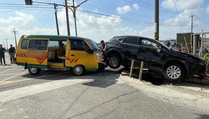 雲林娃娃車車禍！車頭毀壞變形　車上11名幼童幸未受傷