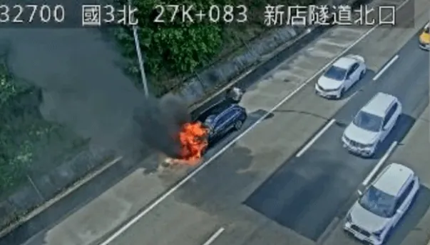 影/國3新店隧道口黑車突自燃！車頭燒成火球　駕駛急逃生