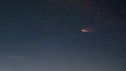 台東4K即時影像拍到了！「神秘火球」劃破夜空　下秒突噴發脫離