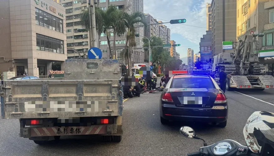 影/新北蘆洲單車婦遭貨車撞飛　命危送醫搶救不治