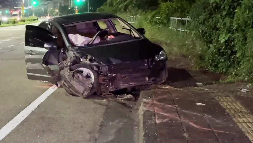 影/擋風玻璃撞掉「車頭全毀」！國3龍井段女駕駛一度受困