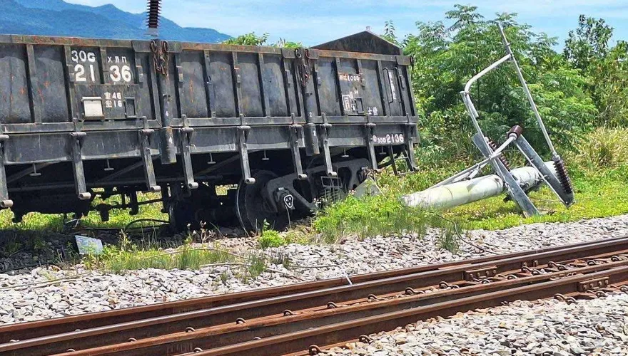 台鐵池上站貨車出軌「撞電桿、電車線被扯斷」！現場排除中