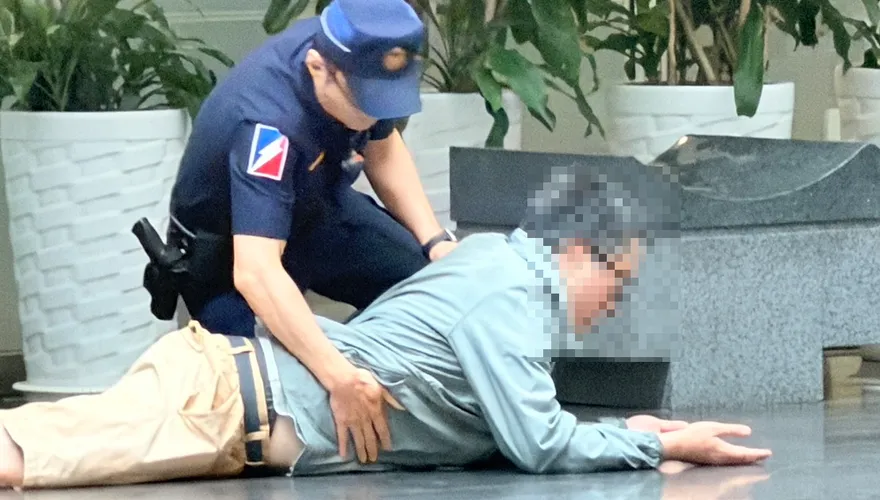 影/台中市府驚傳暴力攻擊！　失控男持球棒狂砸社會局