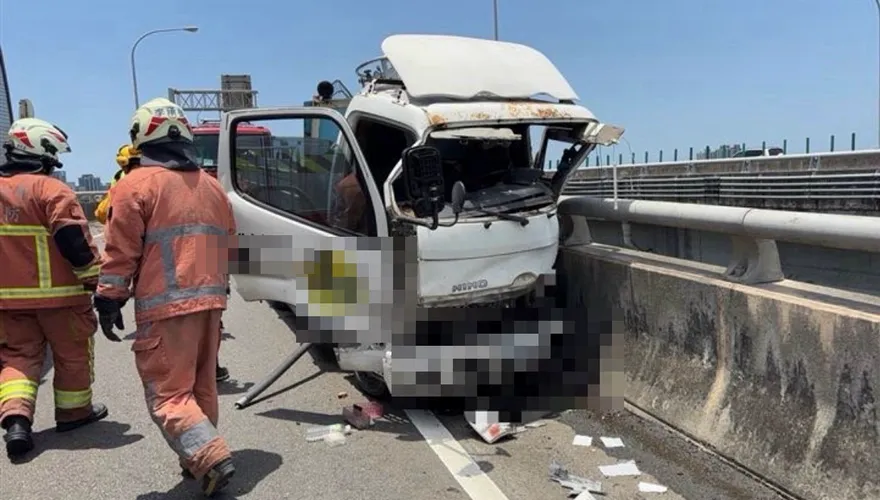 新竹台68線貨車撞護欄駕駛噴飛　遭自家車夾爆頭死亡