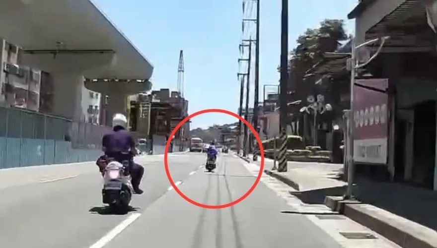 影/新北無照男拒檢狂飆沿途違規　警圍捕逮人開單扣車