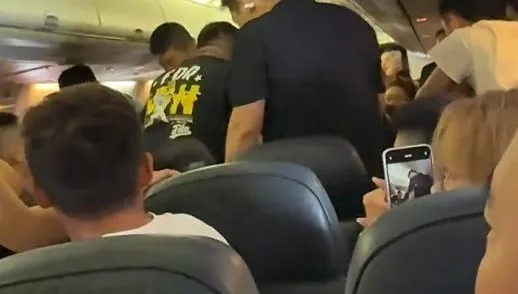 影/堅持要開艙門！陸男搭瑞麗航空突抓狂　乘客機組員合力制伏