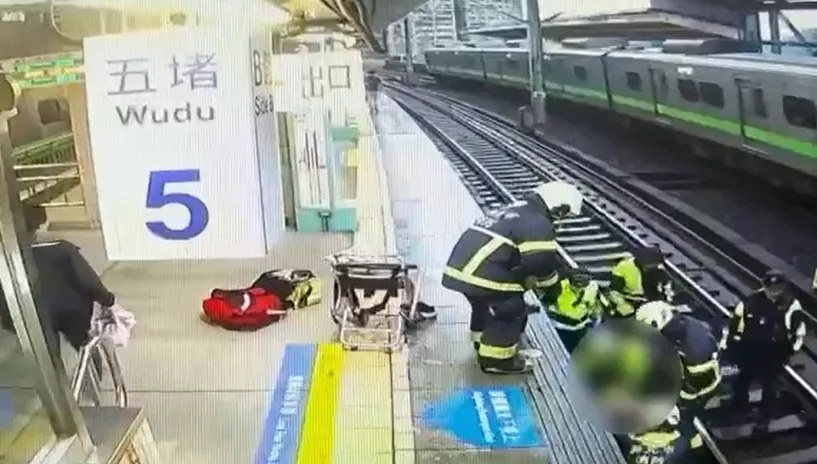 影/台鐵五堵站落軌意外！53歲男摔進鐵軌　警消驚險救援