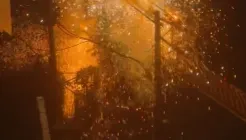 畫面曝！中和凌晨「電桿爆炸」狂噴火花　逾2300戶停電