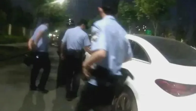 陸女車內狂吸「笑氣」嗨斷片！車沒電卡路邊　警逮人搜出31瓶