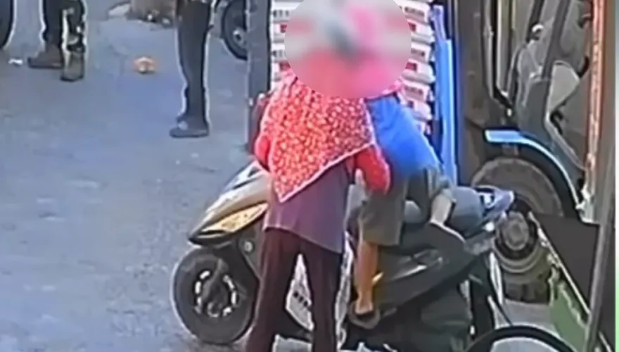 影/男童跨上機車暴衝遭輾斃　鄰居不捨：他是外婆帶大