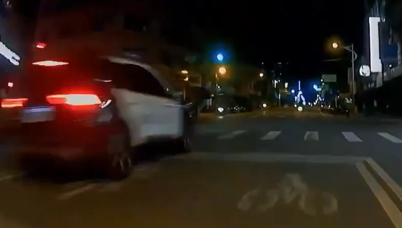 花蓮警車深夜飆速險撞騎士　員警遭爆「趕買鹽水雞」