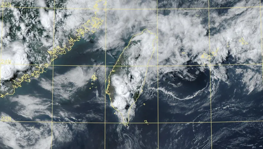 雷神降臨狂劈！大雨狂炸「7縣市」　高雄雨彈升級