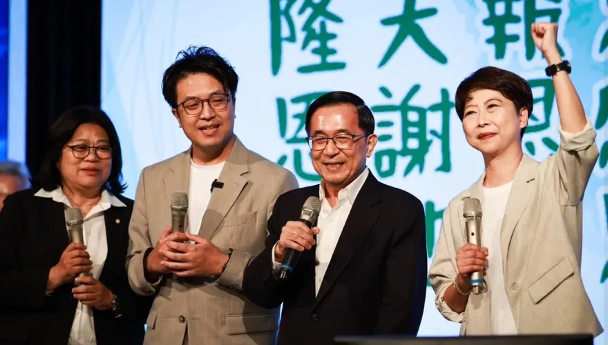 沈伯洋同台陳水扁高歌　陳菁徽酸度爆表：去年大罷免唱不夠？