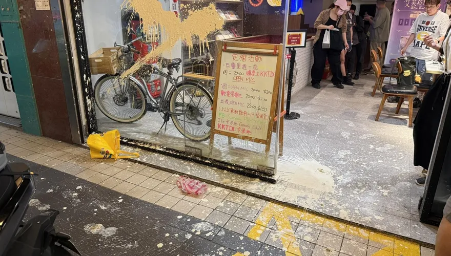 「卡米地」遭潑穢物…門口全是味兒！　紅帽男落網了