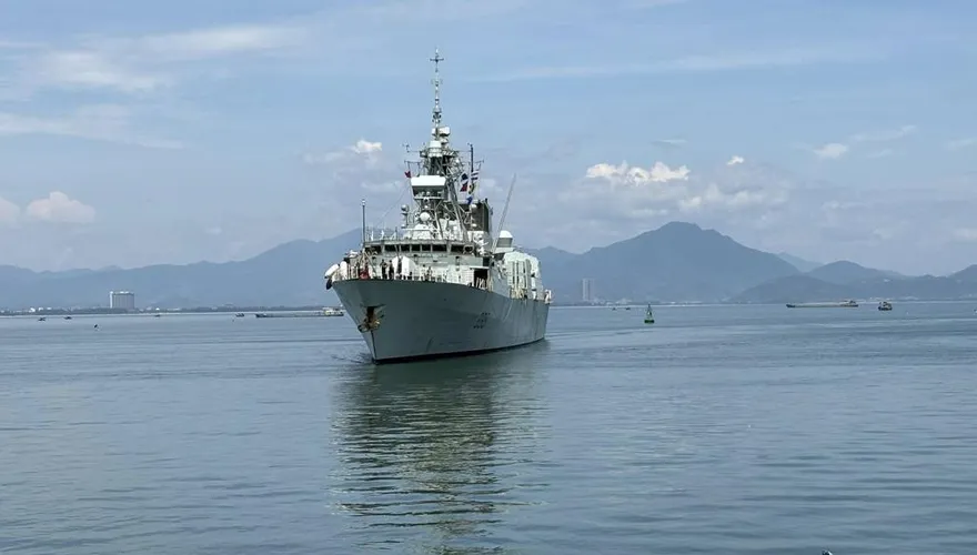 加艦穿越、解放軍16機8艦擾台　國防部嚴密監控