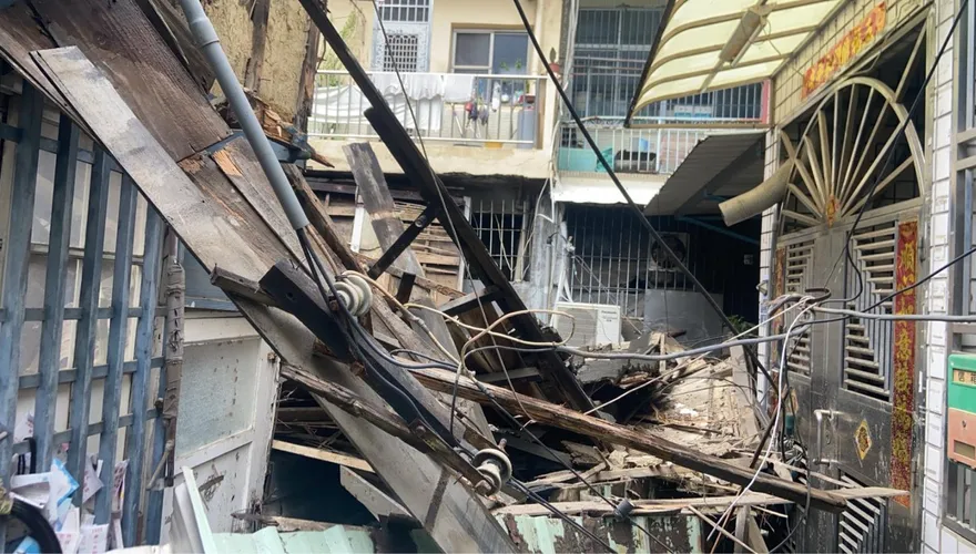 出不了家門！高雄鹽埕老屋突倒塌　對面住戶受阻