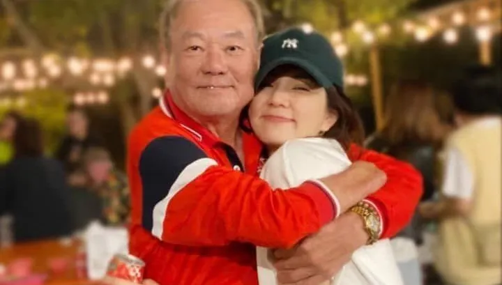 Ella巡演舞台哽咽！曝70歲父車禍「左腦出血」　求粉絲集氣