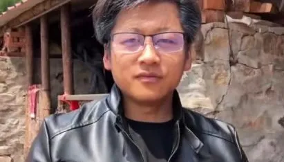 染白髮穿皮衣！陸男模仿黃仁勳暴紅　自曝擔心收輝達律師信