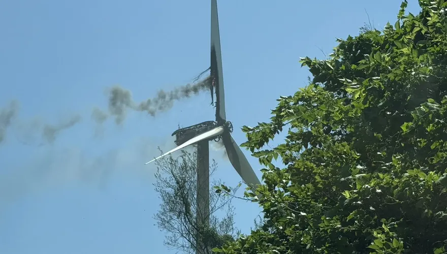 麥寮45米高風機疑零件過熱起火！台電急斷電　太高難灌救
