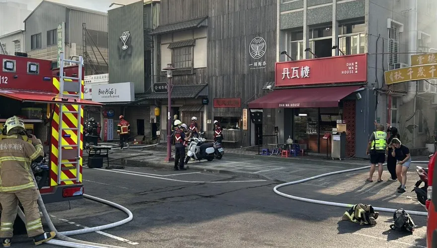 台南北區餐廳火警　油煙管起火濃煙竄出幸無傷亡