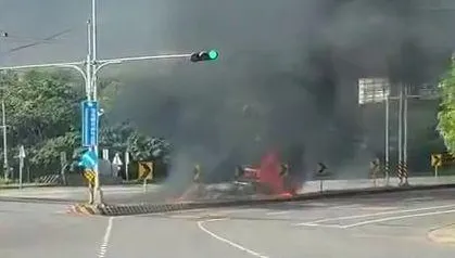 影/傳動軸卡雜草！苗栗長春石化旁載油貨車竄火　2人驚逃