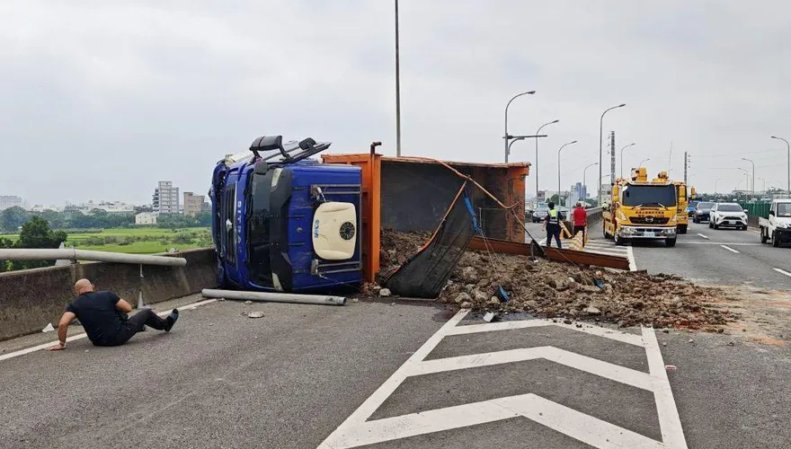 影/台66線砂石車追撞翻覆砂石傾瀉、駕駛驚逃　交通大癱瘓