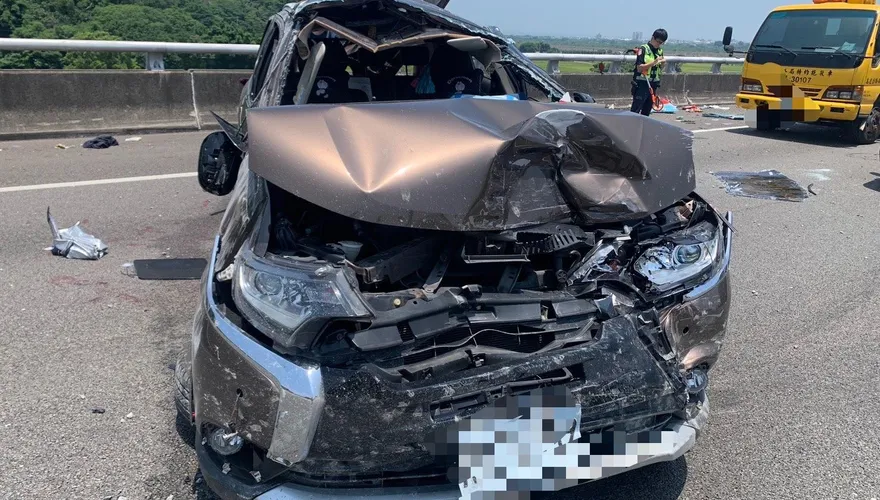 影/國3大甲段砂石車翻覆「噴射對向」波及3車　釀5傷