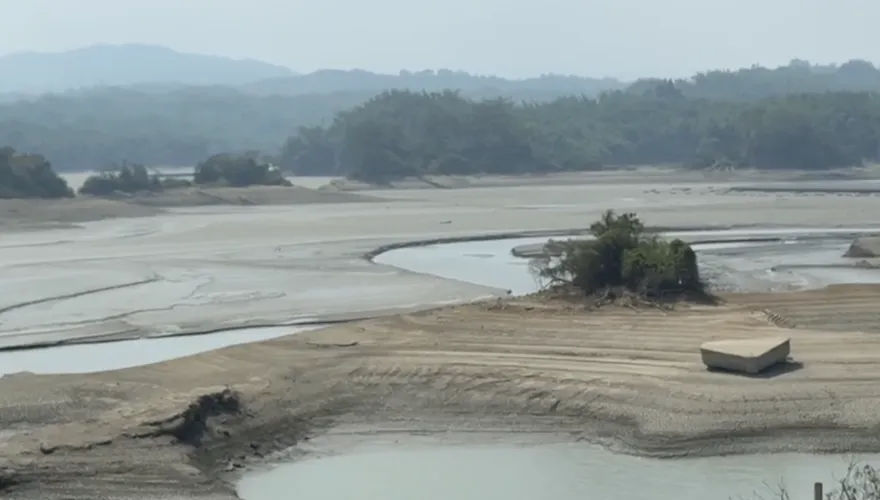 影/烏山頭水庫蓄水率跌至14.69%　「石鋼琴」露面觀光船擱淺