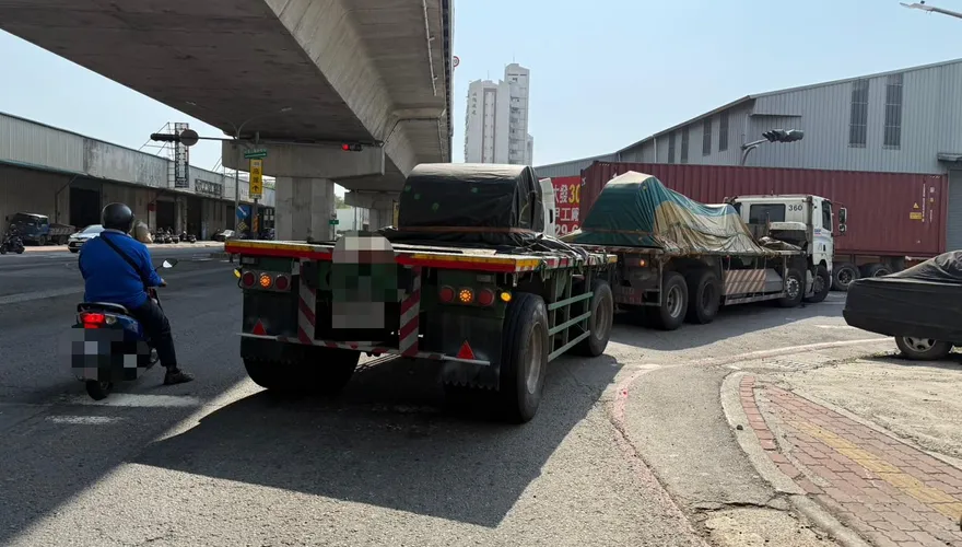 驚悚！大寮聯結車右轉死角吞噬單車婦　巨輪拖行當場斃命