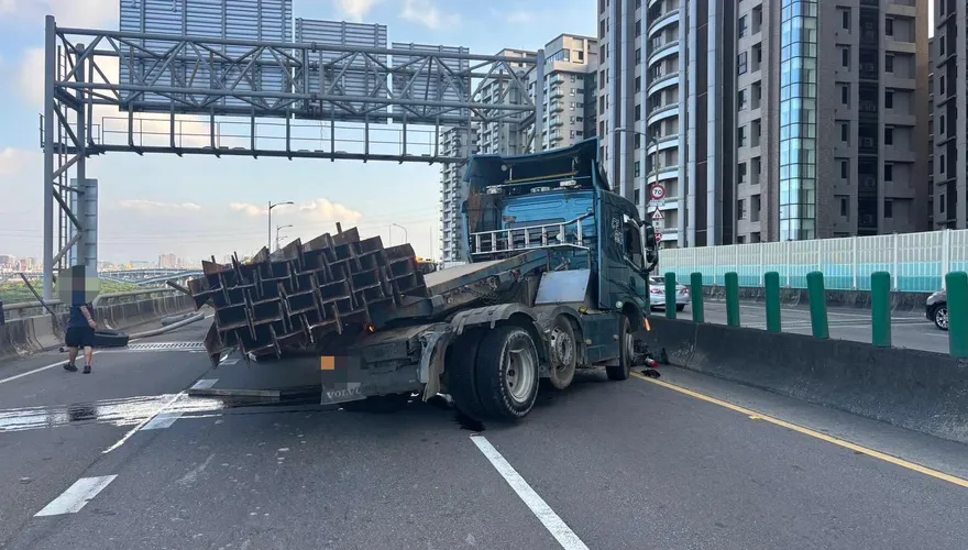 聯結車爆胎失控！釀台64線五股段全線封閉　警封匝道管制