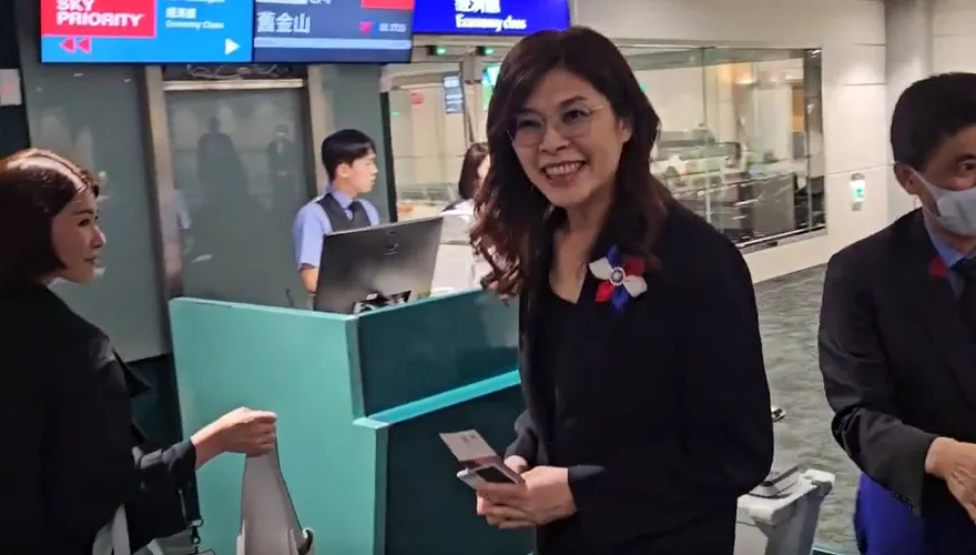 鄭麗文深夜登機啟程訪美　是否見川普？她說：有助和平的人都願意見