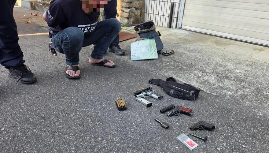 影/台中毒駕男拒檢拔槍拉滑套！勇警「空手奪槍」撲上壓制