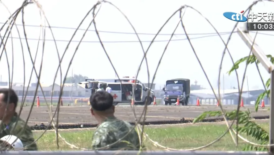 空軍T-34教練機墜毀2飛官殉職！同袍不捨列隊禮敬送別