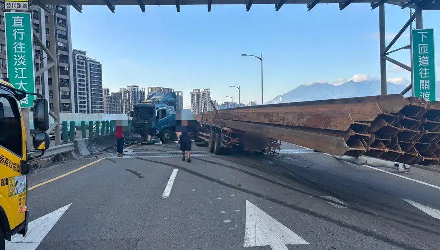 聯結車自撞「折甘蔗」！台64線癱瘓6小時　運將慘吞3罰單