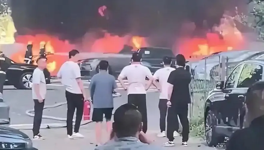 停車場瞬間變火海！陸翁嫌楊絮擋路點火燒　致「20輛新車全毀」