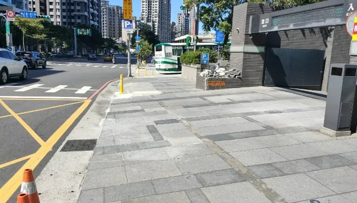 擺脫破地磚與高低差！新北人行道蛻變　市民有感：路變好走