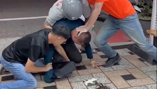 影/南投欠債男「戴髮片持刀搶銀樓」！壯漢們蜂擁制伏