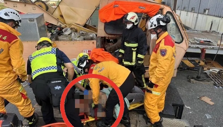 影/悚！嘉義吊車失衡、千斤磅錘高速甩入打死駕駛員