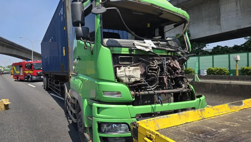疑未保持車距！國1圓山段2大車追撞　駕駛困車內獲救