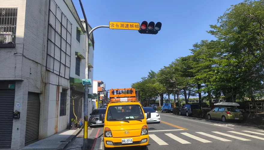 熱到超越現實！台南測速牌融成「流體字」　網驚：以為AI
