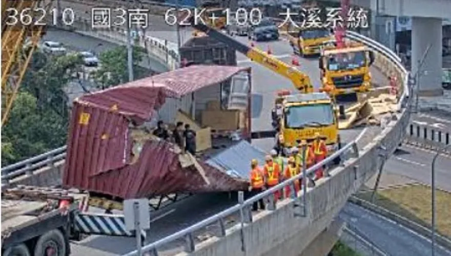 台66線接國3貨櫃車失控側翻「壓爛護欄」！大溪匝道全封