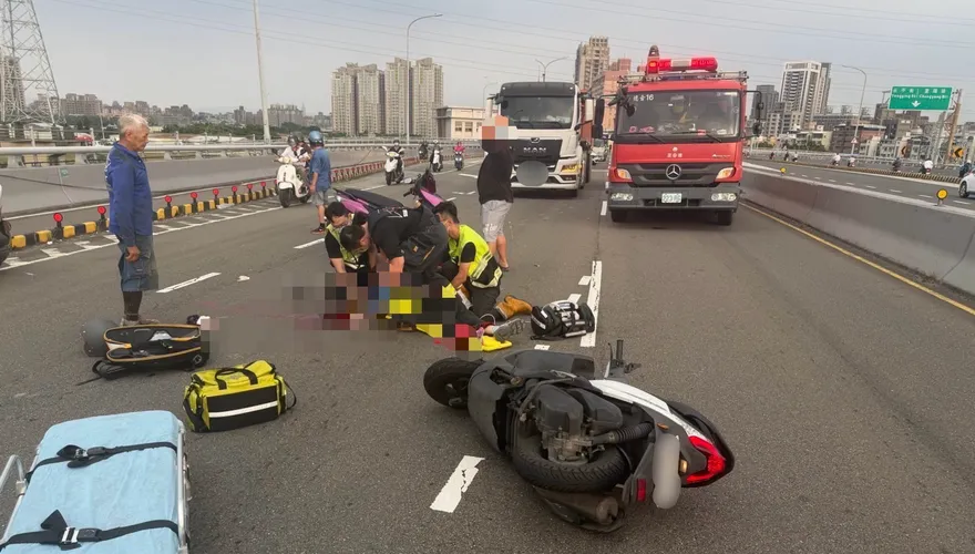新北成蘆橋橋機車擦撞車禍　女騎士大量出血命危