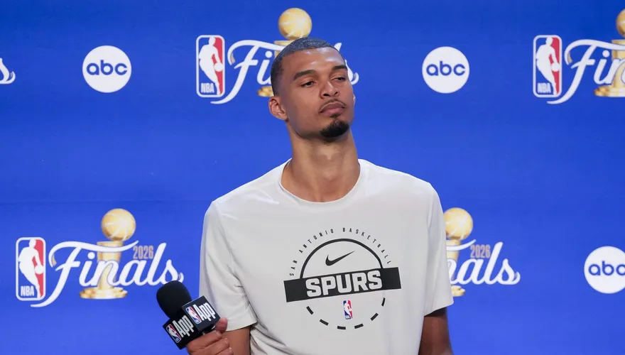 NBA/瘋狂球迷闖進場中央自拍！文班亞馬嚇傻：不知道該怎麼反應