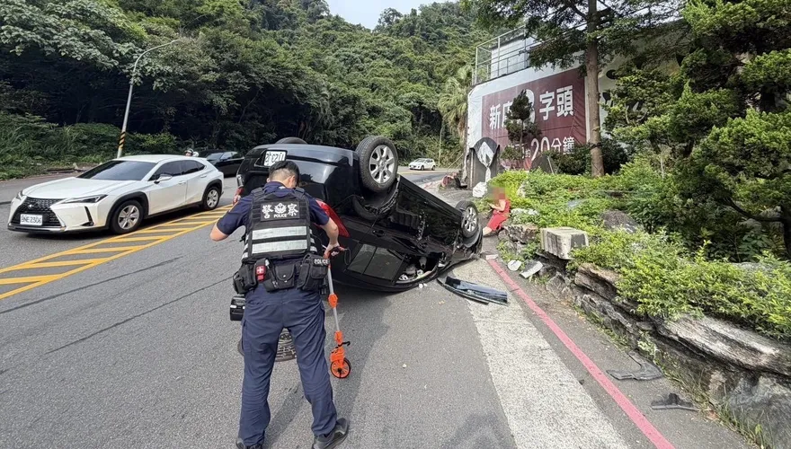 新北新店轎車自撞翻車　女駕駛自行脫困幸無傷